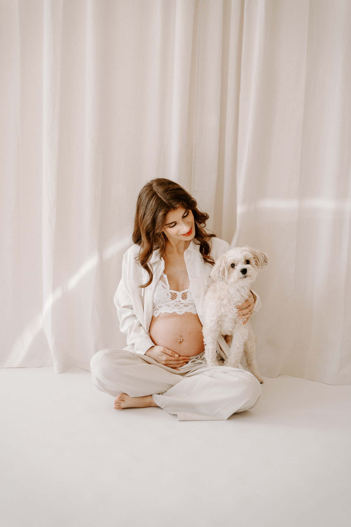 Babybauchshooting mit Hund indoor in Bergisch Gladbach